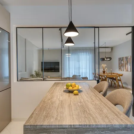 Living In Avantgarde *