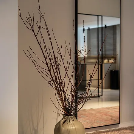 Living In Avantgarde *