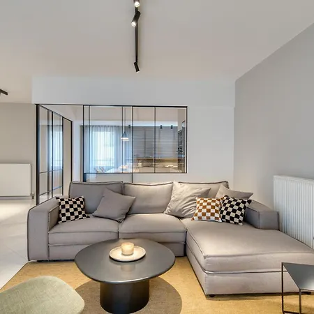 Living In Avantgarde *