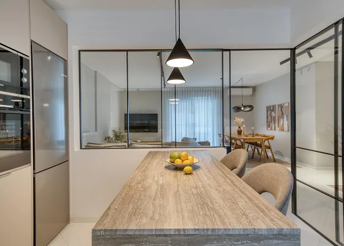 Living In Avantgarde *