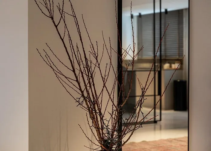 Living In Avantgarde *